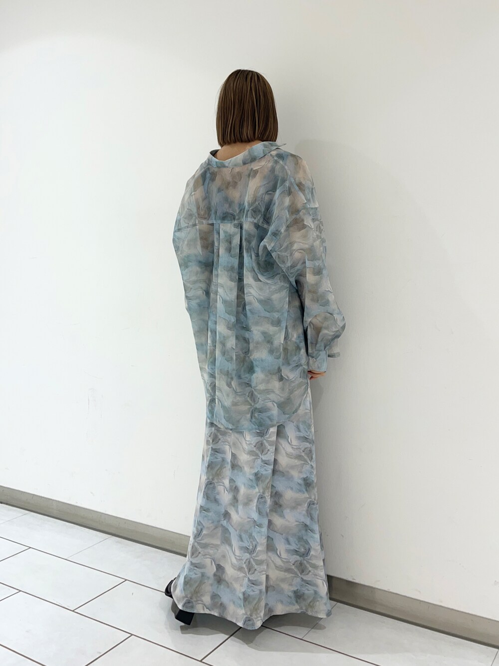 ブラック系のタンクトップ、グレー系のシャツ/ブラウス、グレー系のスカートを着用したレディースの春コーディネートの2枚目の写真