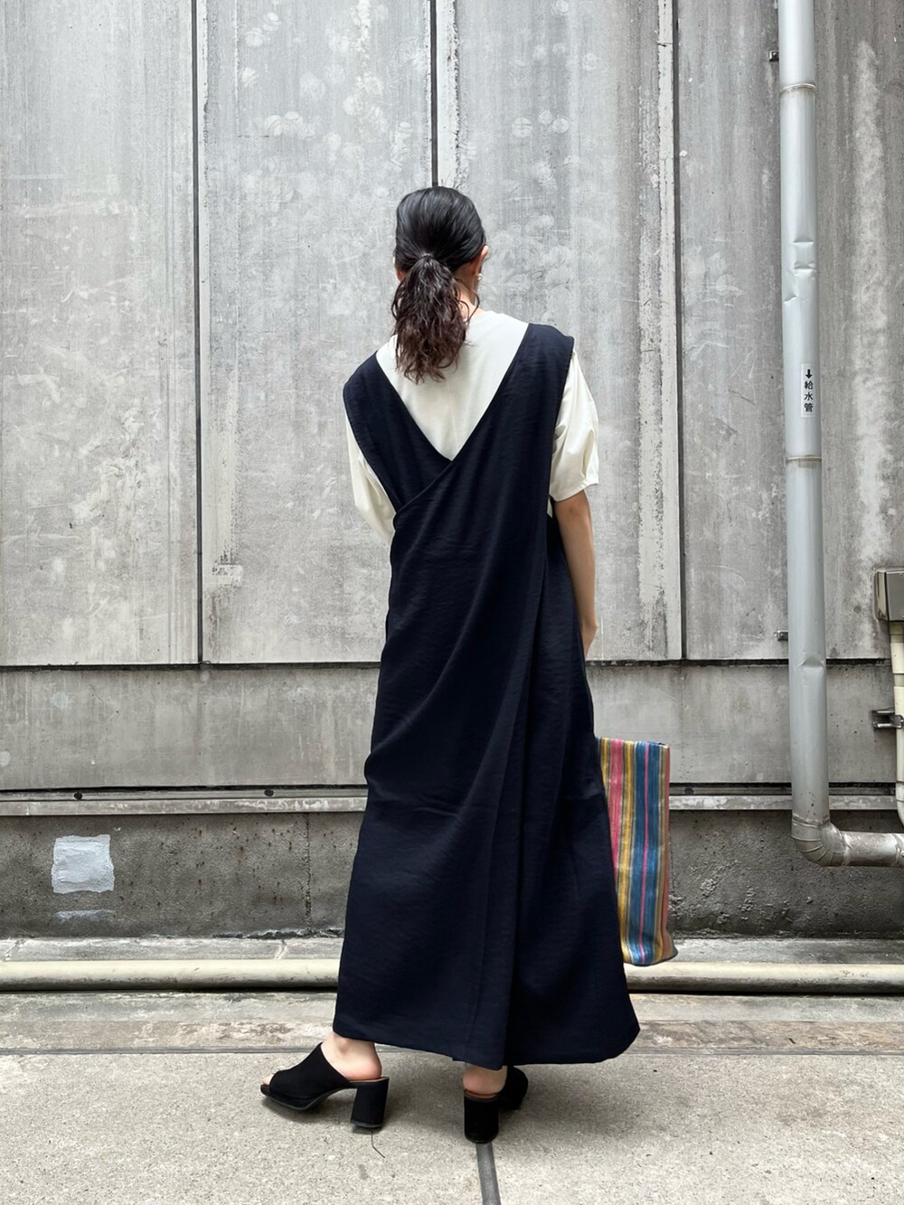 ブラウン系のワンピース、ホワイト系のTシャツ/カットソー、ブルー系のトートバッグを着用したレディースの夏コーディネートの2枚目の写真