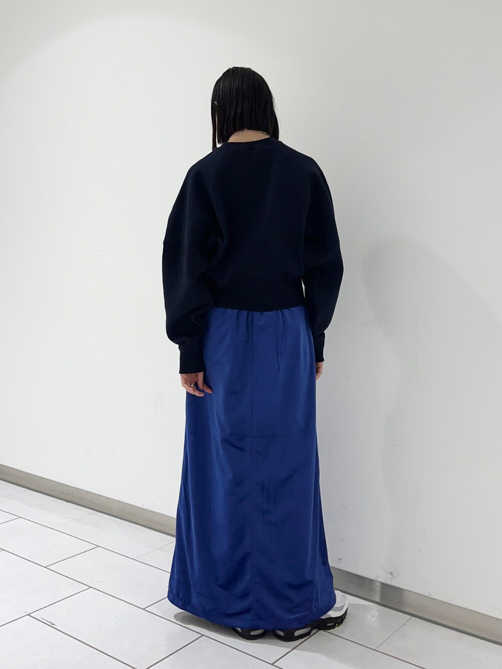 ブルー系のスウェット、ブルー系のスカートを着用したレディースの秋コーディネートの2枚目の写真