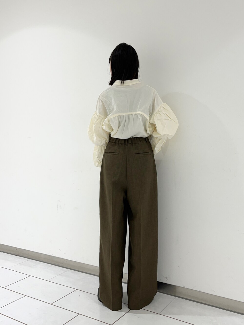 ブラウン系のその他パンツ、ホワイト系のシャツ/ブラウスを着用したレディースの冬コーディネートの2枚目の写真