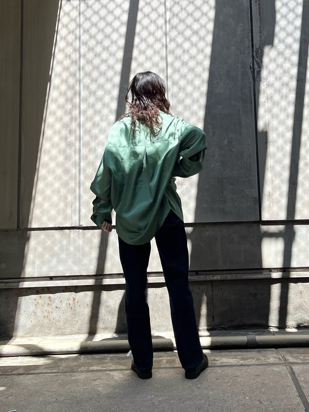 グリーン系のシャツ/ブラウス、ブルー系のデニムパンツを着用したレディースの春コーディネートの2枚目の写真