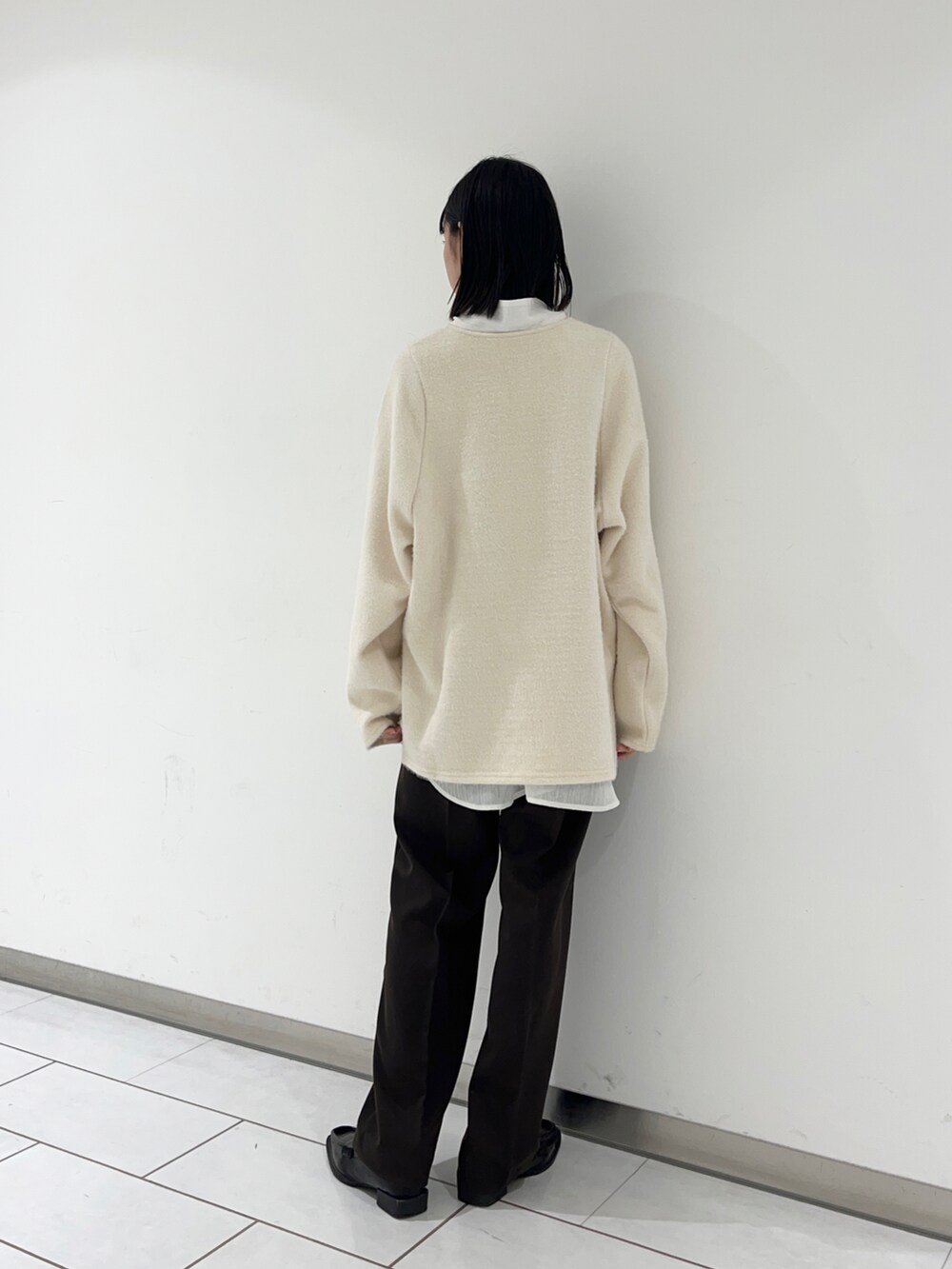 ブラウン系のその他パンツ、ホワイト系のシャツ/ブラウス、ホワイト系のTシャツ/カットソーを着用したレディースの冬コーディネートの2枚目の写真