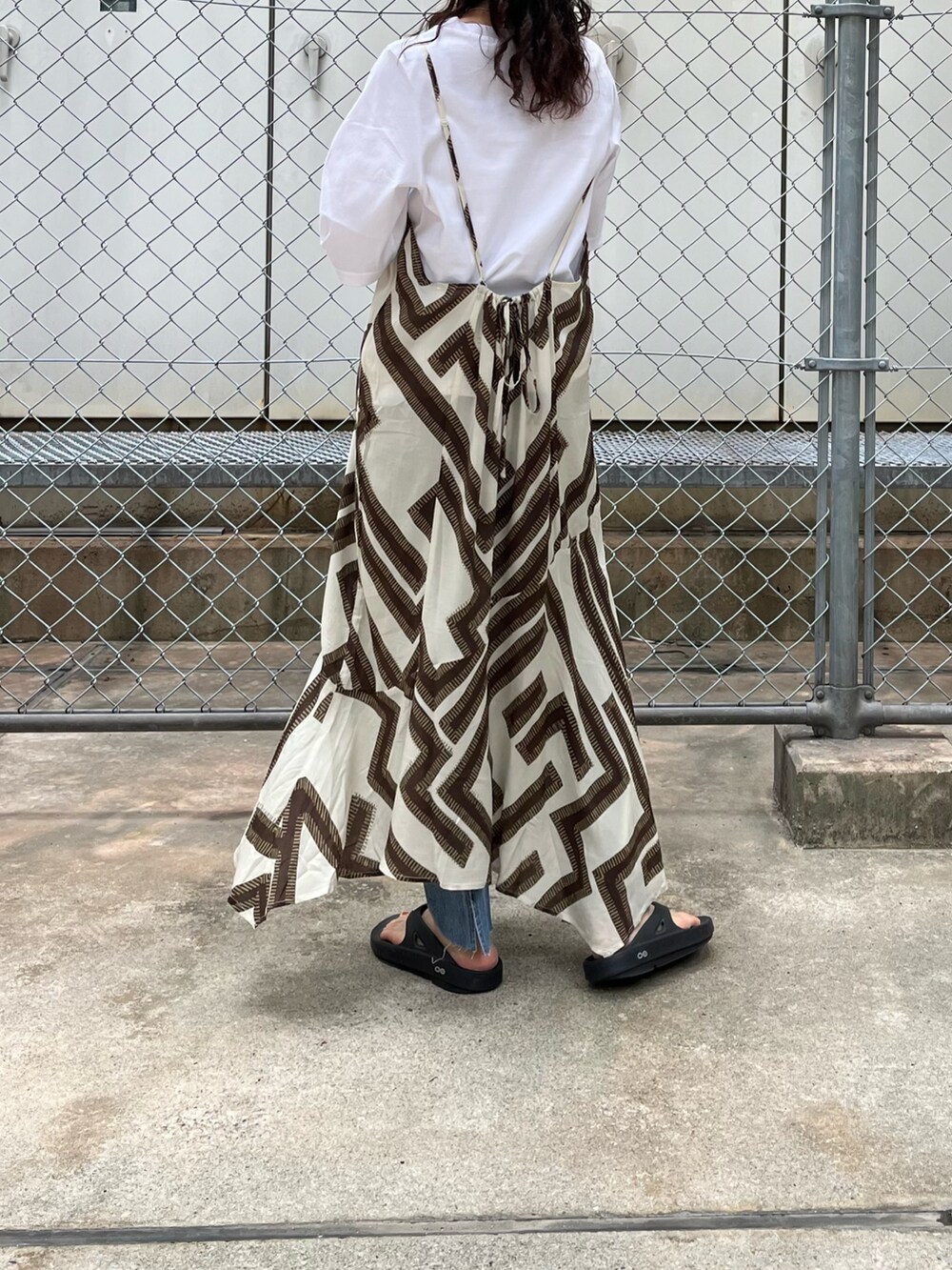 ホワイト系のTシャツ/カットソー、ホワイト系のワンピースを着用したレディースの夏コーディネートの2枚目の写真