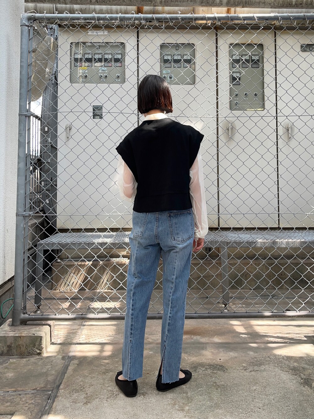 ホワイト系のシャツ/ブラウス、ブラック系のTシャツ/カットソー、ブルー系のデニムパンツを着用したレディースの夏コーディネートの2枚目の写真