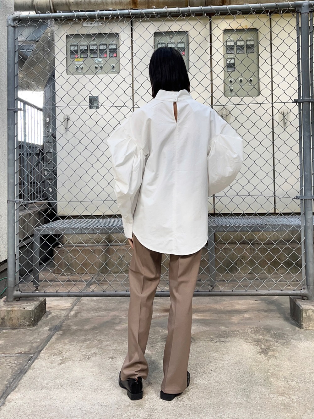 ブラック系のローファー、ブラウン系のその他パンツ、ホワイト系のシャツ/ブラウスを着用したレディースの秋コーディネートの2枚目の写真