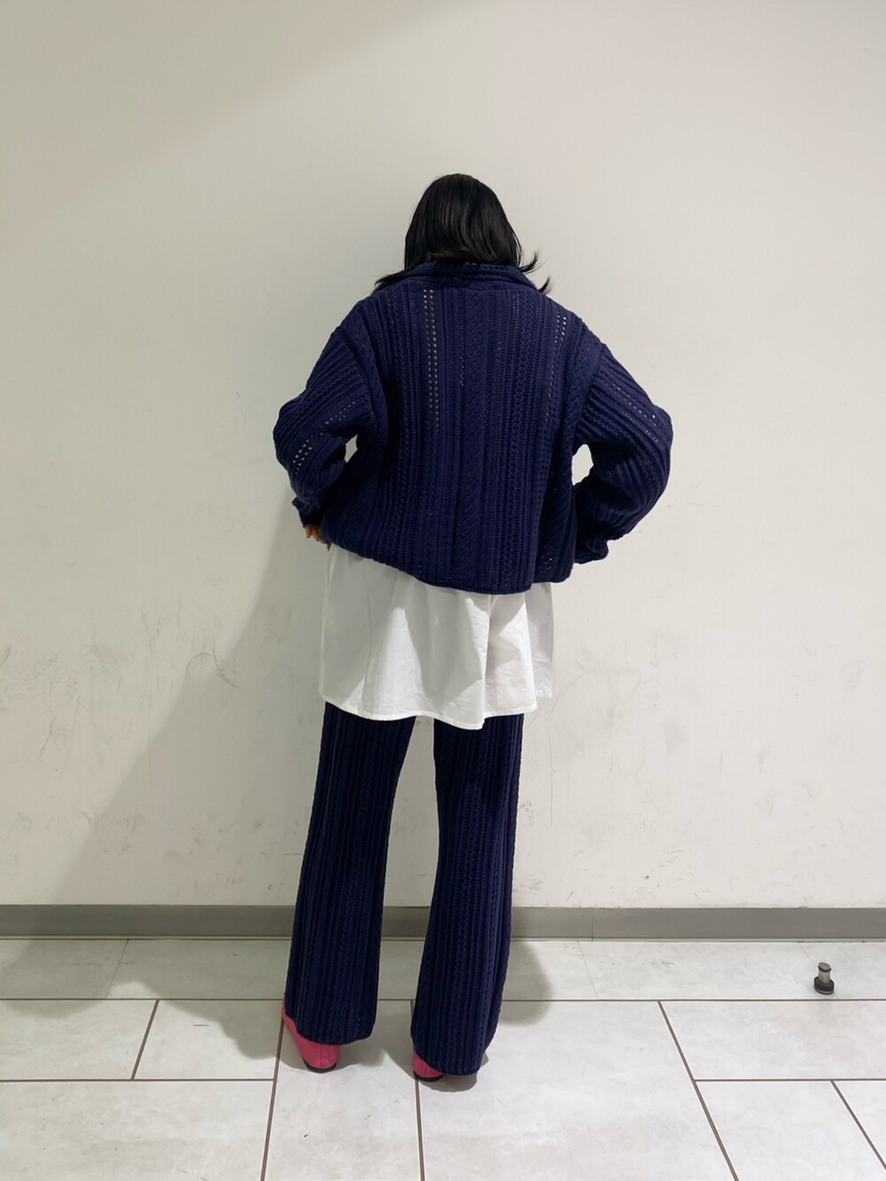 ブルー系のその他パンツ、ブルー系のニット/セーター、ホワイト系のシャツ/ブラウスを着用したレディースの冬コーディネートの2枚目の写真