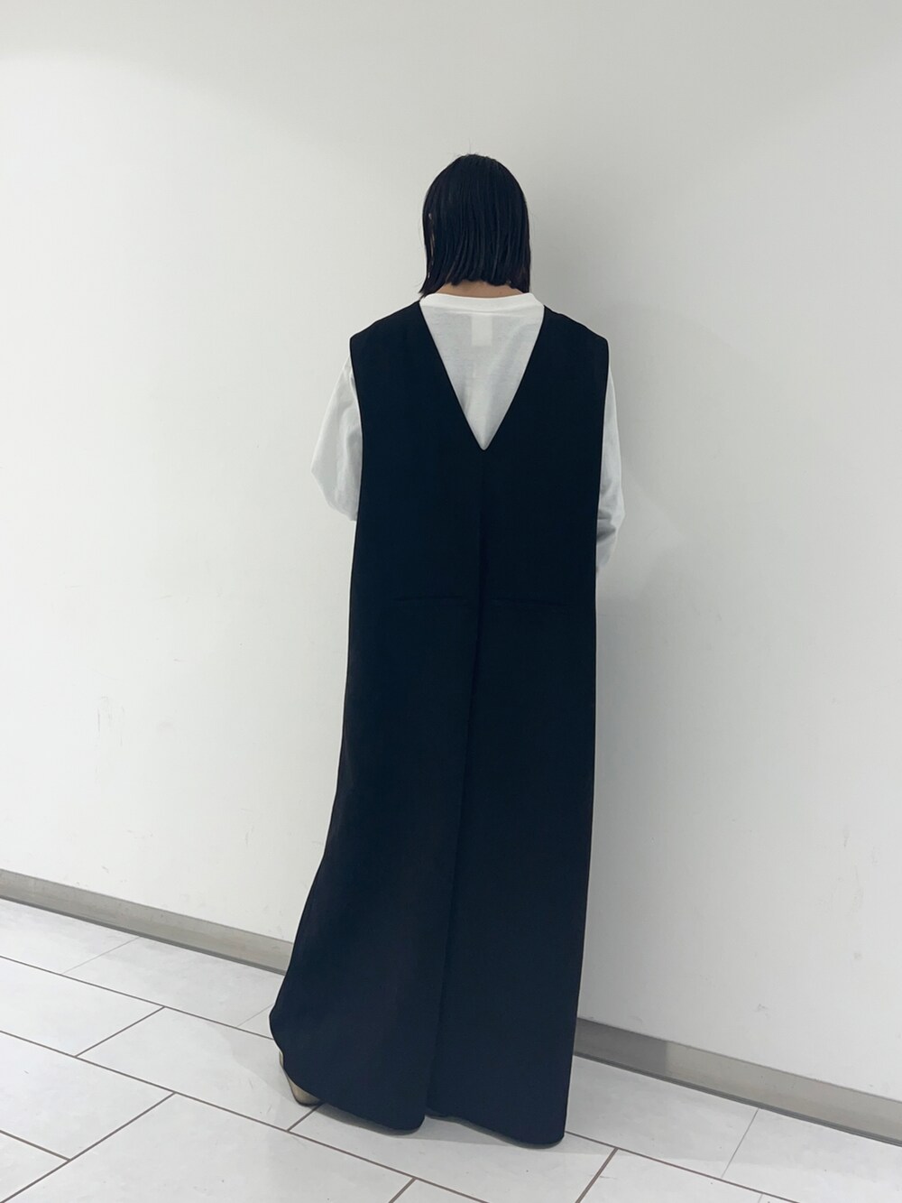 ベージュ系のモカシン/デッキシューズ、ブラック系のサロペット/オーバーオールを着用したレディースの冬コーディネートの2枚目の写真