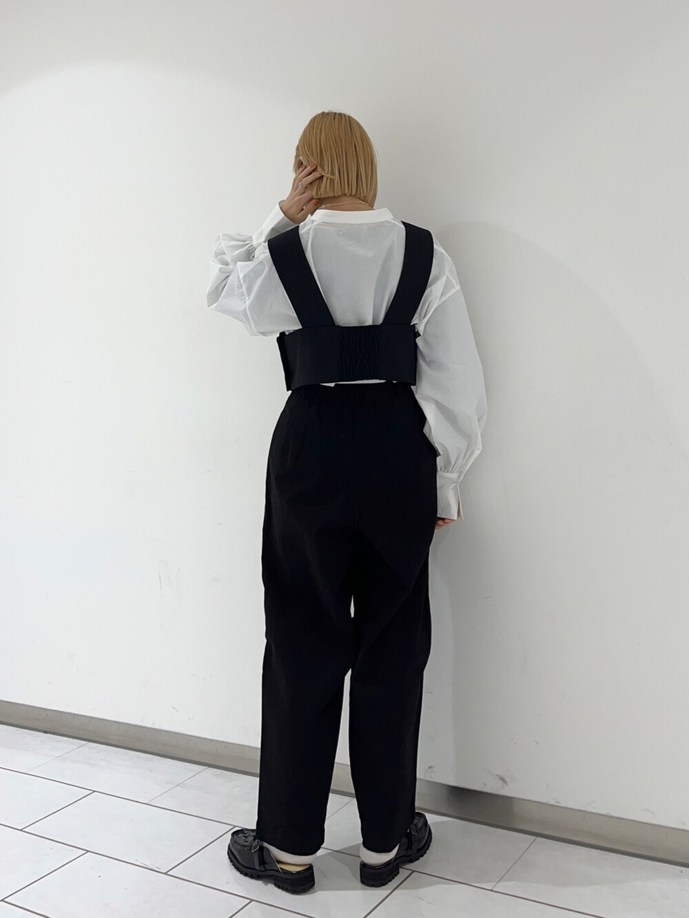ブラック系のその他パンツ、ブラック系のベストを着用したレディースの冬コーディネートの2枚目の写真