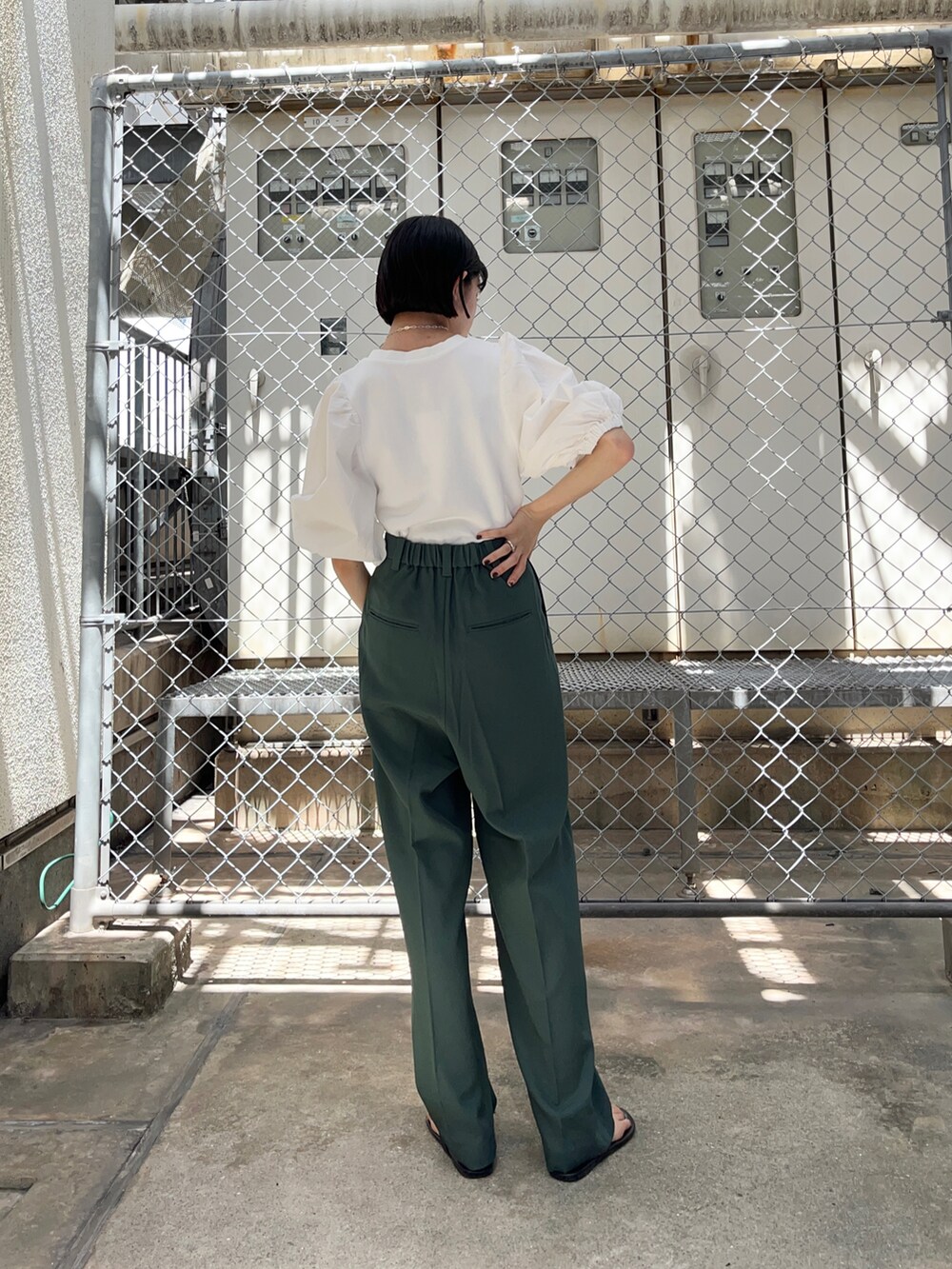 ホワイト系のTシャツ/カットソー、グリーン系のその他パンツを着用したレディースの夏コーディネートの2枚目の写真