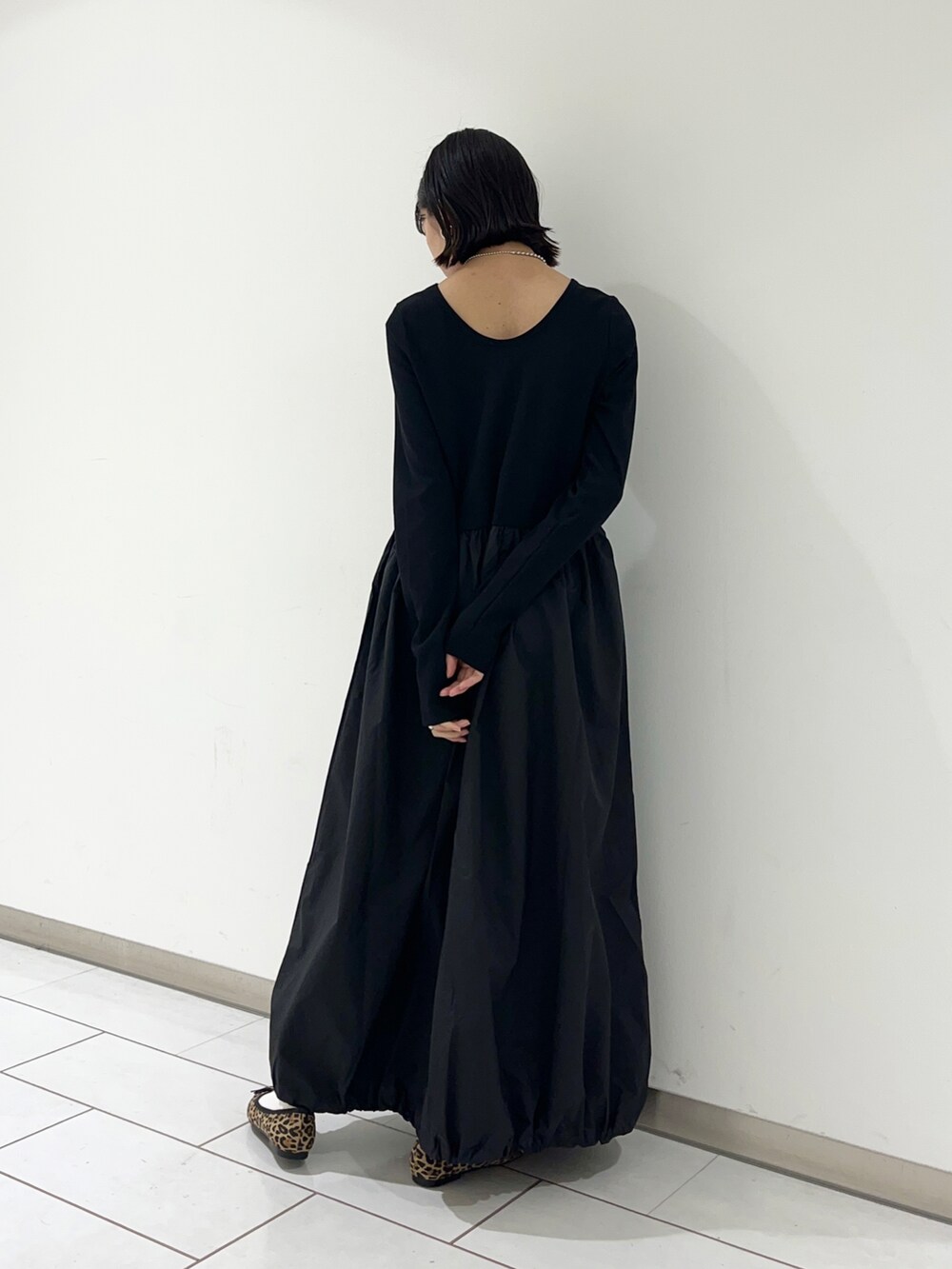 ブラック系のワンピース/ドレス、その他のバレエシューズ、シルバー系のネックレスを着用したレディースの秋コーディネートの2枚目の写真