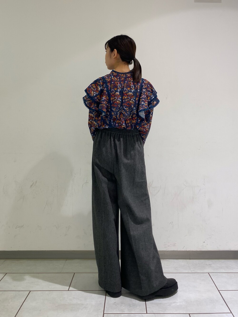 ブルー系のシャツ/ブラウス、グレー系のその他パンツを着用したレディースの秋コーディネートの2枚目の写真