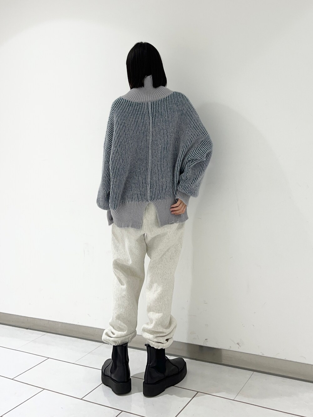 グレー系のニット/セーターを着用したレディースの冬コーディネートの2枚目の写真