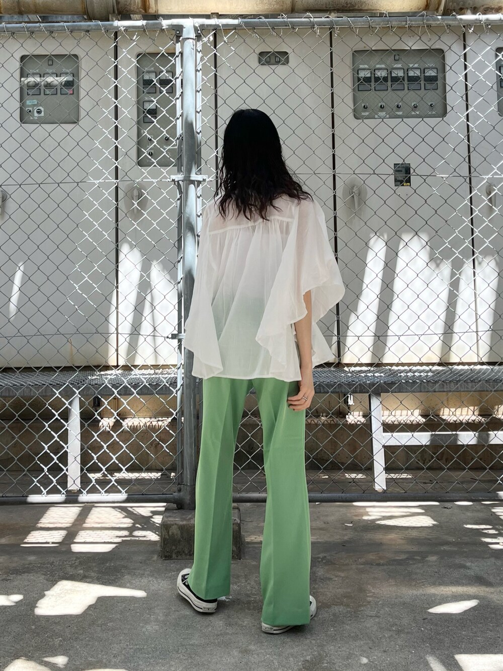 ホワイト系のシャツ/ブラウス、グリーン系のその他パンツを着用したレディースの春コーディネートの3枚目の写真