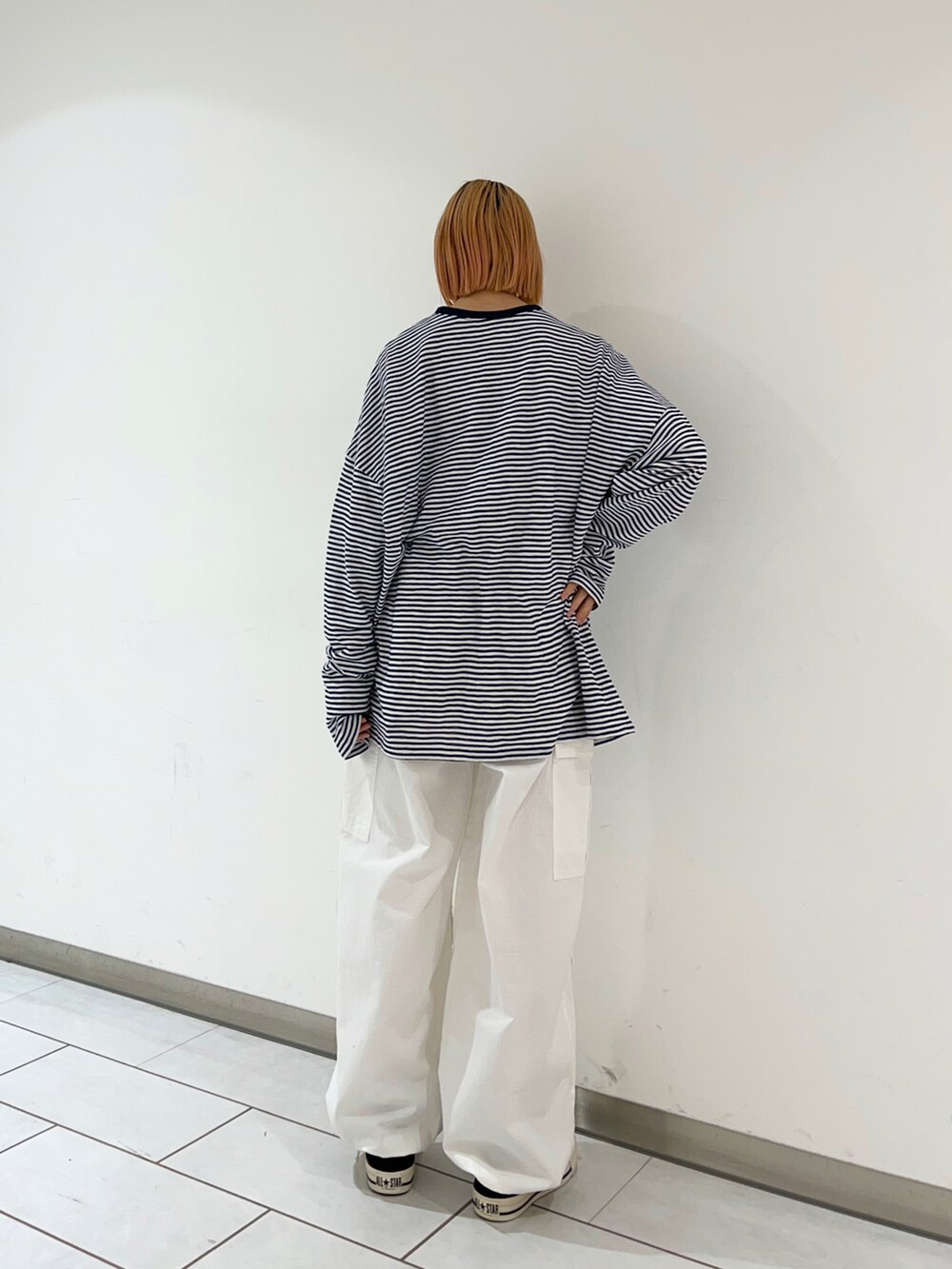 ブルー系のTシャツ/カットソーを着用したレディースの春コーディネートの2枚目の写真