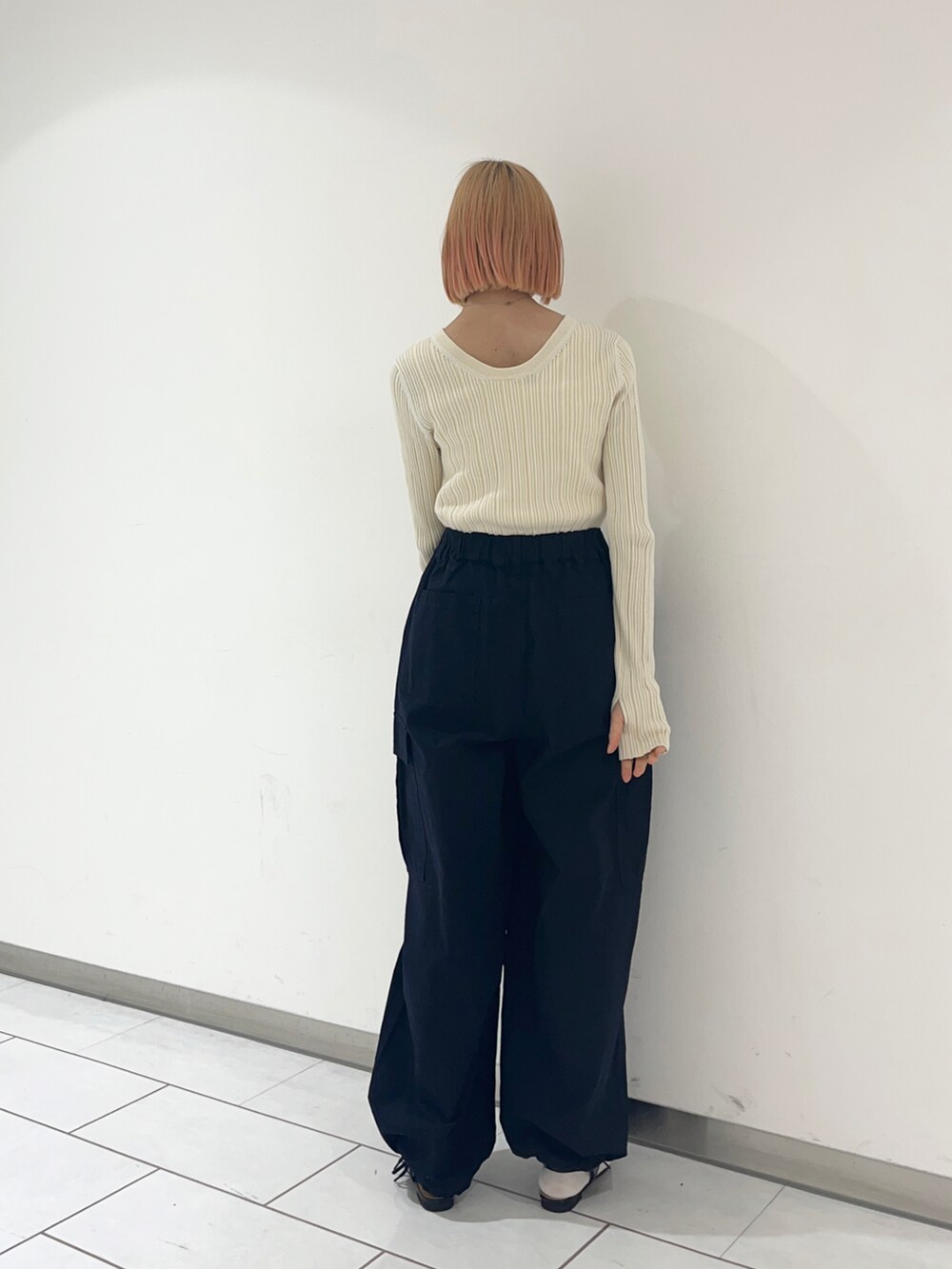 ブルー系のその他パンツ、ホワイト系のニット/セーターを着用したレディースの春コーディネートの2枚目の写真