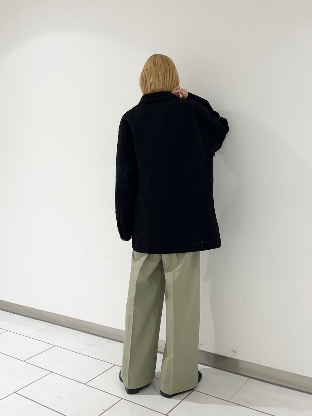 「休日コーデ、シンプルスタイル、おでかけコーデ、カジュアルコーデ、ストレートパンツ、カラーコーデ、カラーパンツ、ローファー、ジャケット、ボンディング、KBF」｜「KBFのスクエアトゥローファー（ローファー、ブラック系）」を使った、nonoさん（レディース・156cm）の春コーディネートの2枚目の写真