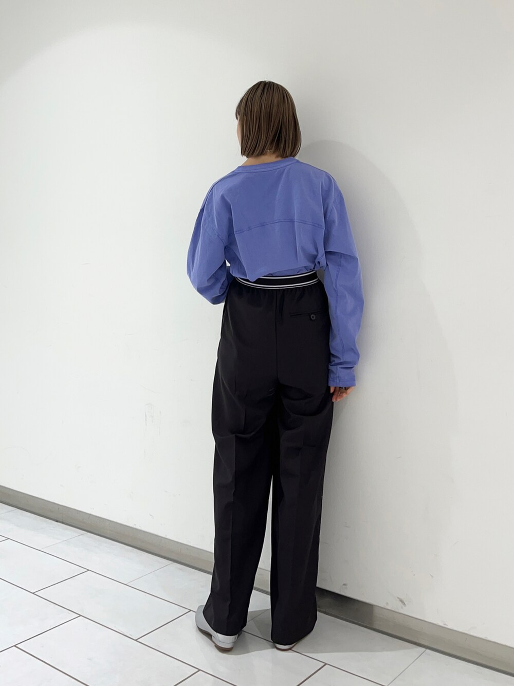 パープル系のTシャツ/カットソー、ブラウン系のパンツ、シルバー系のシューズを着用したレディースの春コーディネートの2枚目の写真