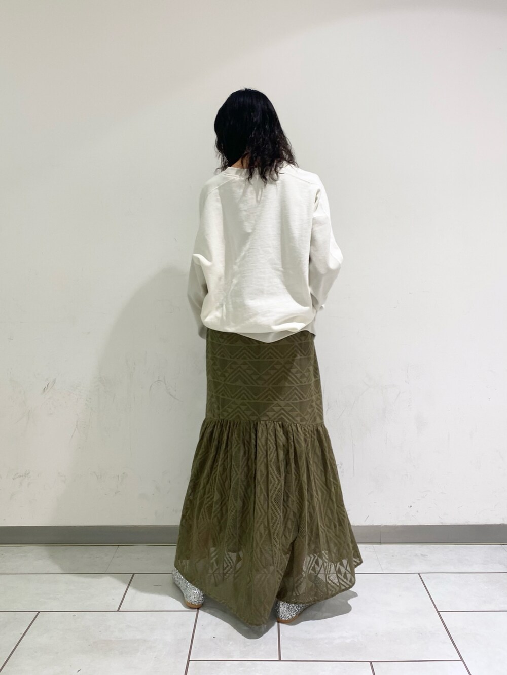 「カジュアル、シンプルコーデ、春コーデ、KBF、kbf_ootd、スウェット、カラースウェット、スカート」｜「KBFのメッシュ裾ギャザースカート（スカート、グリーン系）」を使った、nonoさん（レディース・156cm）の冬コーディネートの2枚目の写真