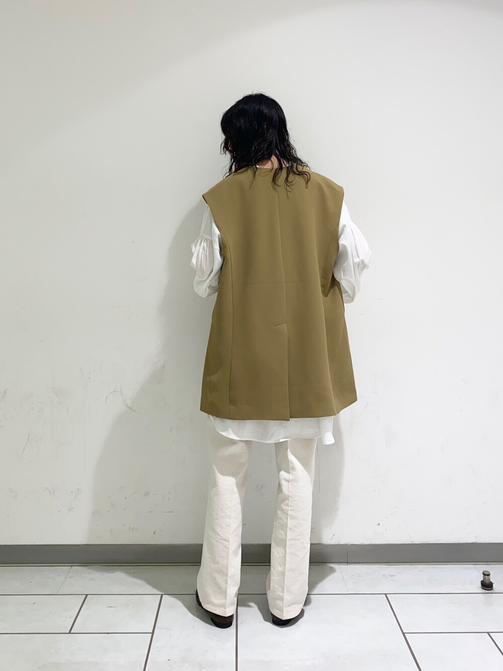 ブラウン系のローファー、ベージュ系のデニムパンツ、ホワイト系のシャツ/ブラウスを着用したレディースの春コーディネートの2枚目の写真