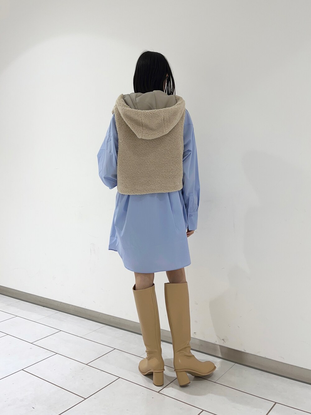 ベージュ系のその他アウター、ベージュ系のブーツ、パープル系のシャツワンピースを着用したレディースの秋コーディネートの2枚目の写真