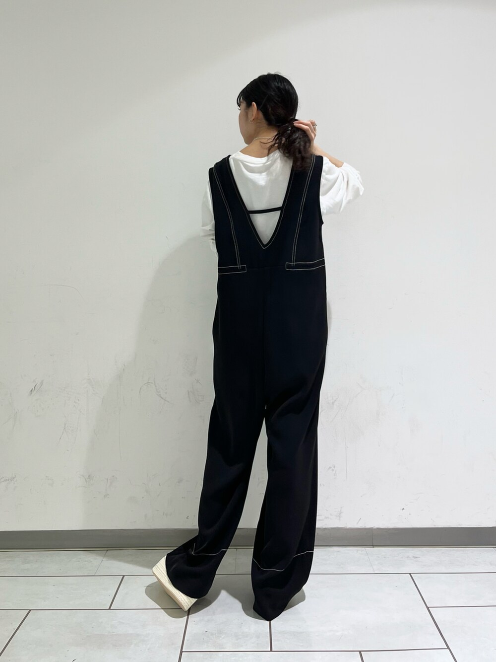 ブラック系のサロペット/オーバーオール、ホワイト系のサンダルを着用したレディースの春コーディネートの2枚目の写真