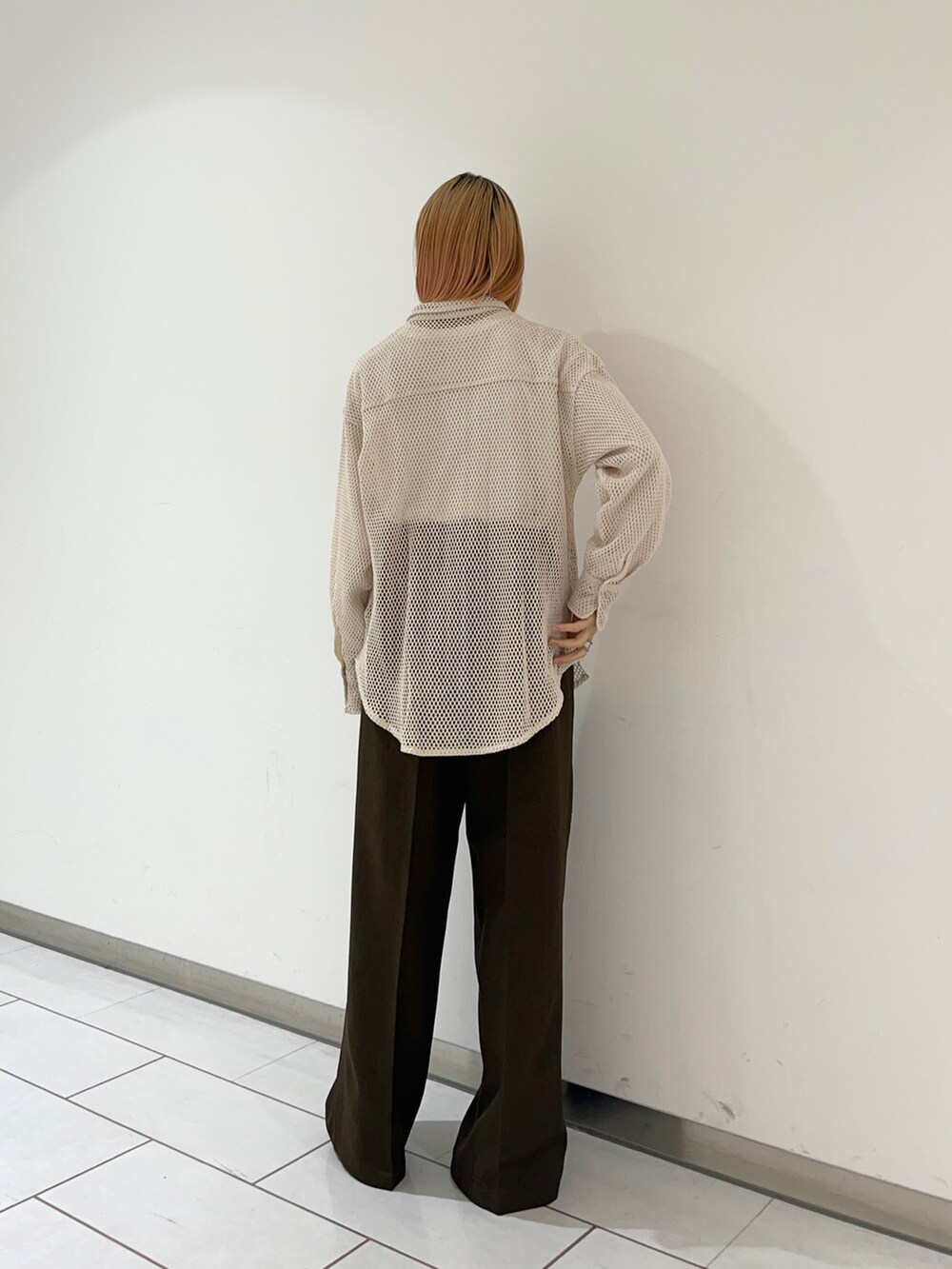 ブラック系のローファーを着用したレディースの春コーディネートの2枚目の写真