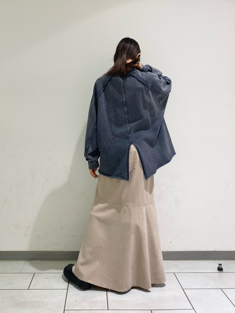 「冬コーデ、KBF、kbf_ootd、スウェット、ヴィンテージライク、スカート、フレアスカート」｜「KBFのULTRA THERMOリメイクスウェット（スウェット、グレー系）」を使った、nonoさん（レディース・156cm）の冬コーディネートの2枚目の写真