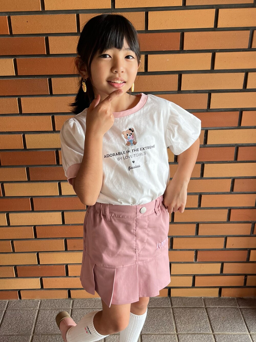 ブルー系のデニムジャケット、ホワイト系のTシャツ/カットソー、ピンク系のその他パンツを着用したキッズの春コーディネートの2枚目の写真