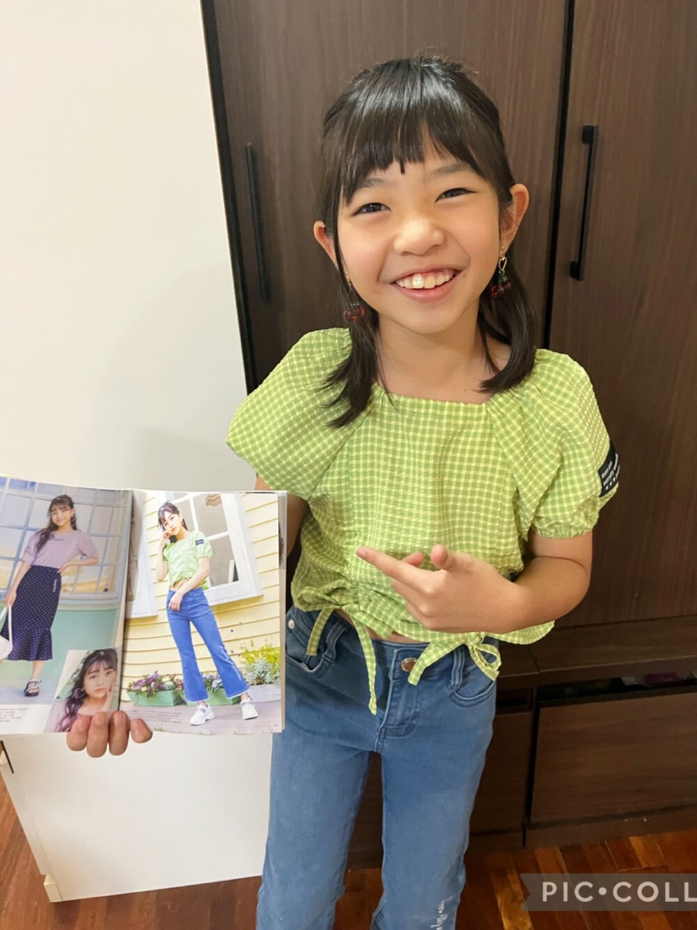 ブルー系のデニムパンツ、イエロー系のシャツ/ブラウス、パープル系のスニーカーを着用したキッズの春コーディネートの3枚目の写真