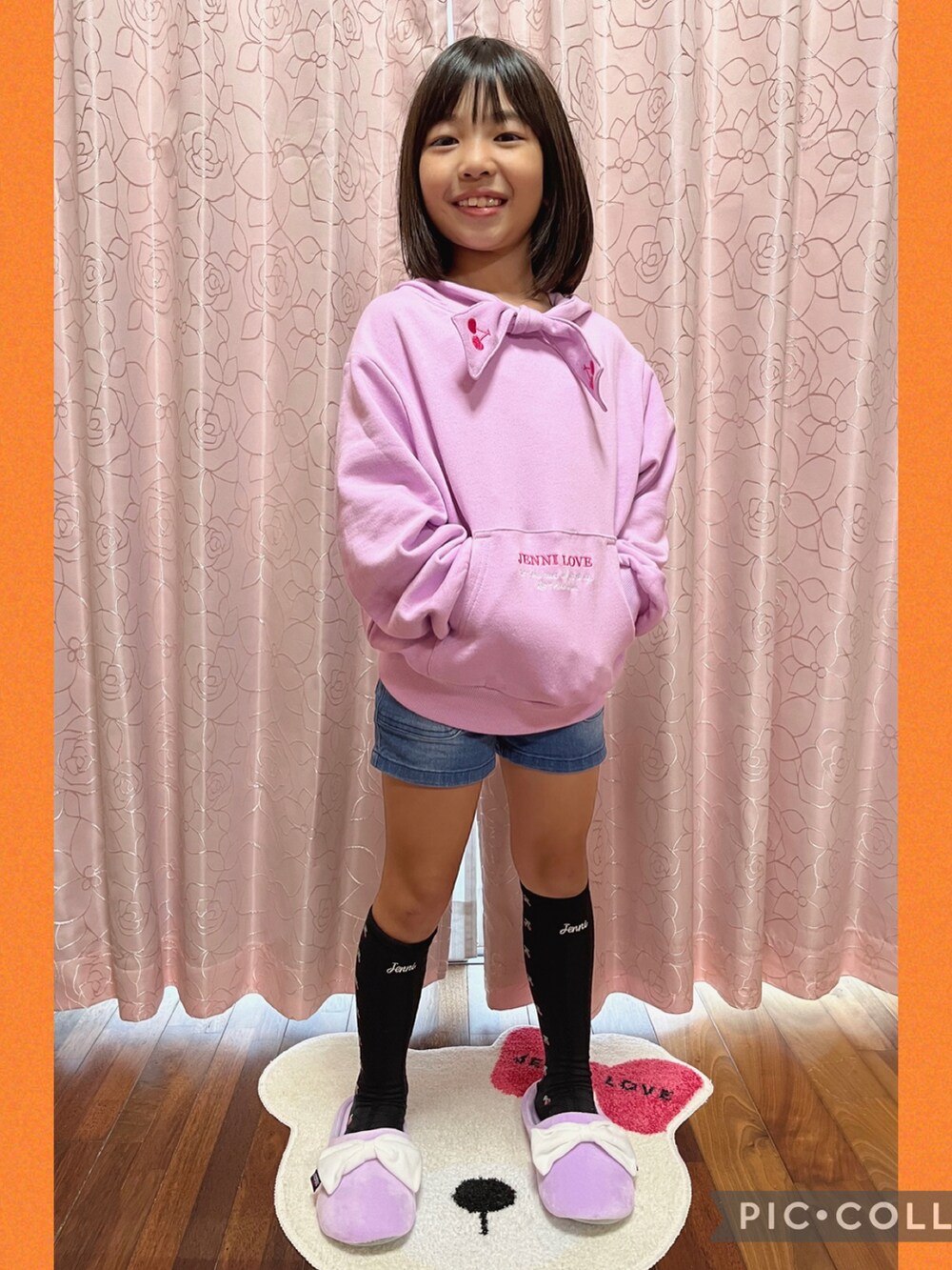 パープル系のパーカー、ブルー系のデニムパンツ、ブラック系のソックス/靴下を着用したキッズの秋コーディネートの2枚目の写真