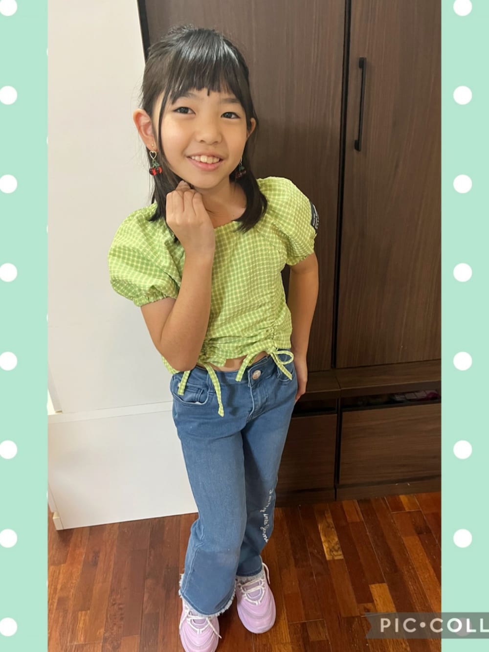 ブルー系のデニムパンツ、イエロー系のシャツ/ブラウス、パープル系のスニーカーを着用したキッズの春コーディネートの2枚目の写真