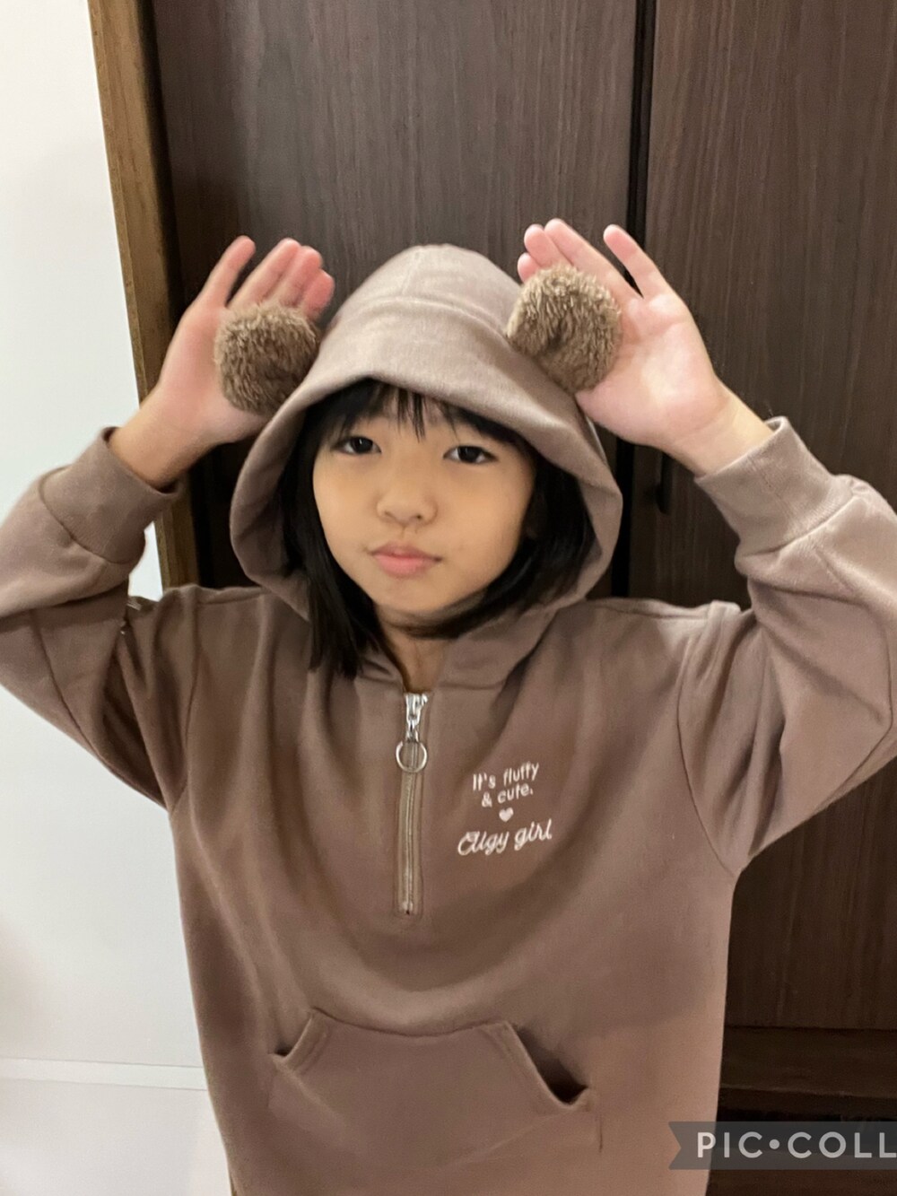 ホワイト系のワンピースを着用したキッズの秋コーディネートの2枚目の写真