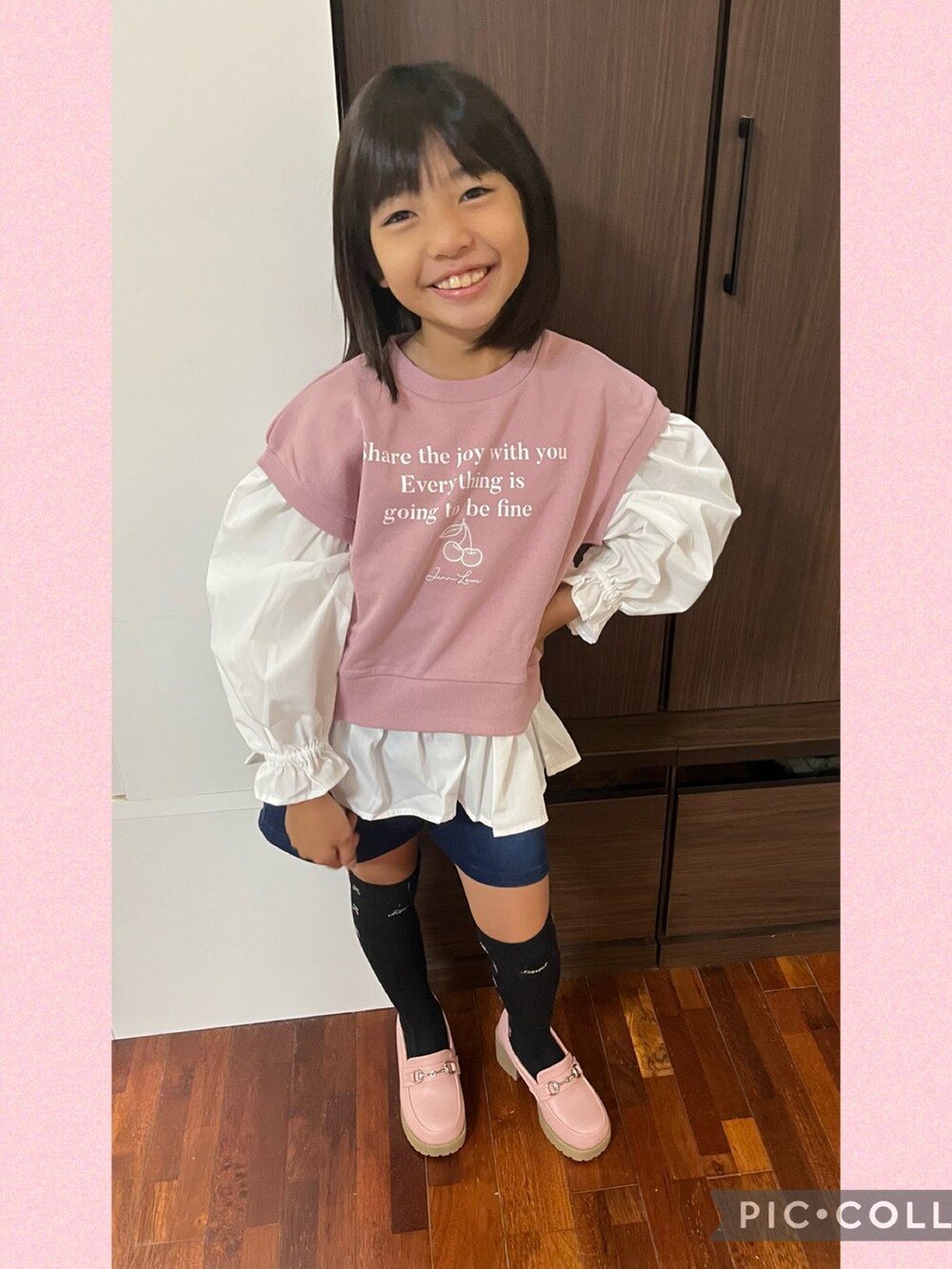 ピンク系のスウェット、ブルー系のデニムパンツ、ピンク系のローファーを着用したキッズの秋コーディネートの2枚目の写真