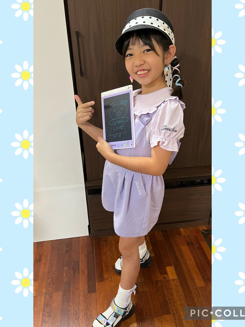 ブラック系のサンダル、パープル系のシャツ/ブラウス、パープル系のサロペット/オーバーオールを着用したキッズの春コーディネートの2枚目の写真