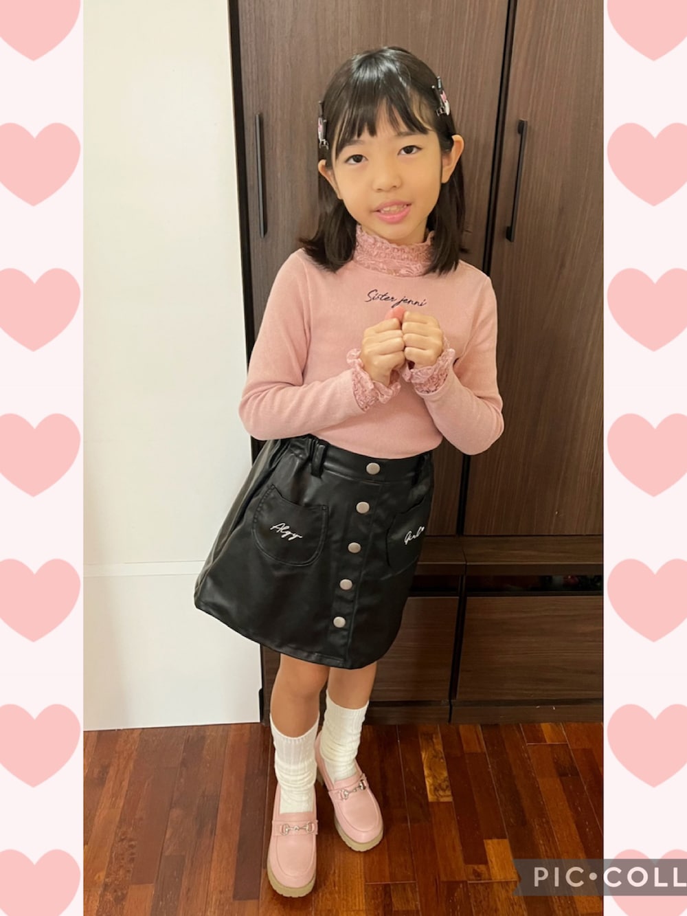 ピンク系のTシャツ/カットソー、ブラック系のスカート、ピンク系のローファーを着用したキッズの冬コーディネートの2枚目の写真