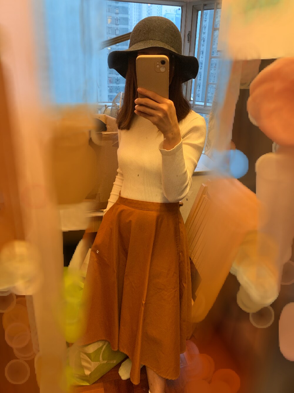 ホワイト系のTシャツ/カットソー、オレンジ系のスカート、ブラック系のピーコートを着用したレディースの冬コーディネートの2枚目の写真