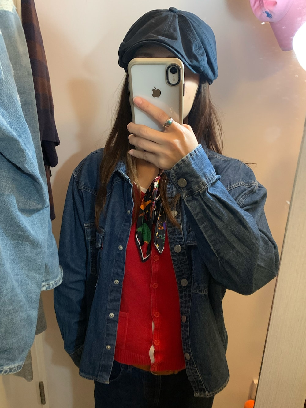 ブルー系のシャツ/ブラウス、ブルー系のデニムパンツ、ホワイト系のスニーカーを着用したレディースの冬コーディネートの2枚目の写真