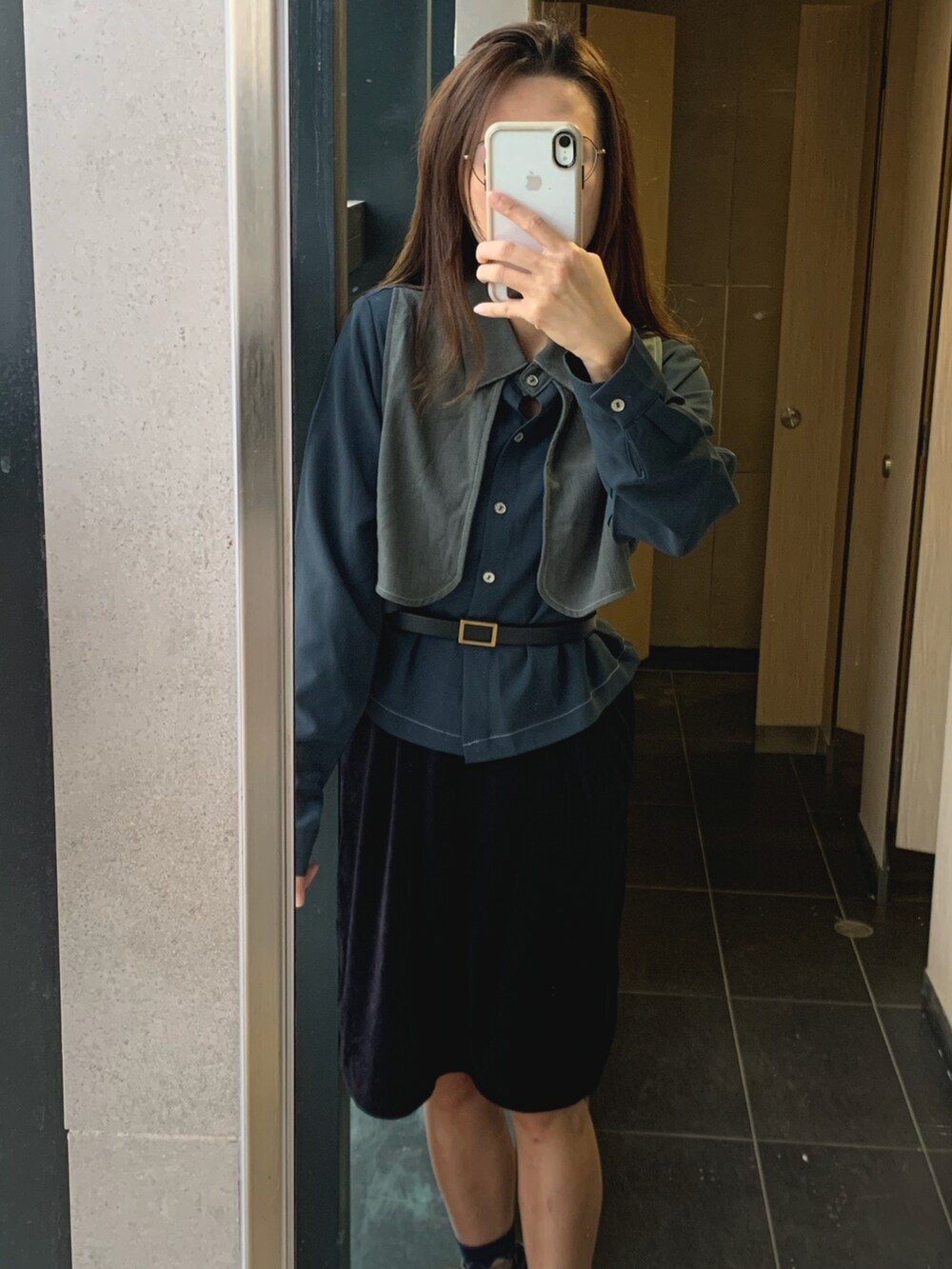 グリーン系のテーラードジャケット、グリーン系のシャツ/ブラウス、ブラウン系のショルダーバッグを着用したレディースの冬コーディネートの3枚目の写真