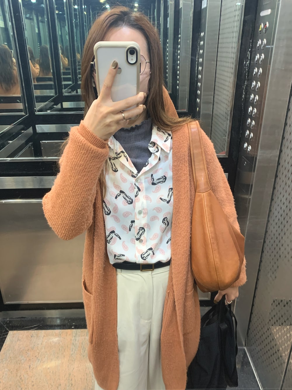 ホワイト系のシャツ/ブラウス、ベージュ系のスラックス、ホワイト系のスニーカーを着用したレディースの冬コーディネートの2枚目の写真