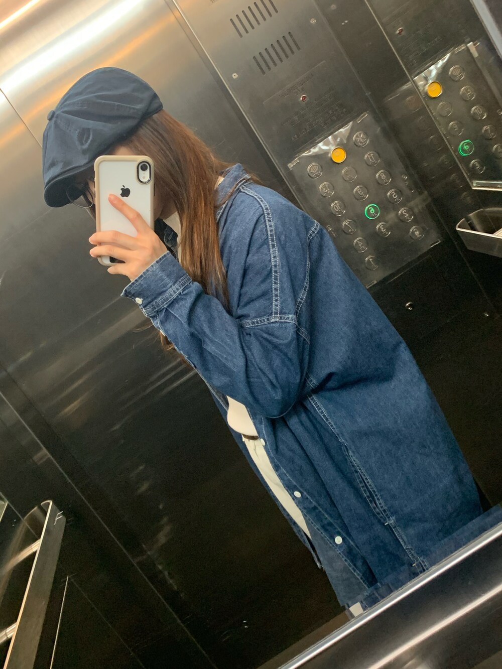 ホワイト系のその他パンツ、ブルー系のシャツ/ブラウス、ブラウン系のショルダーバッグを着用したレディースの冬コーディネートの2枚目の写真