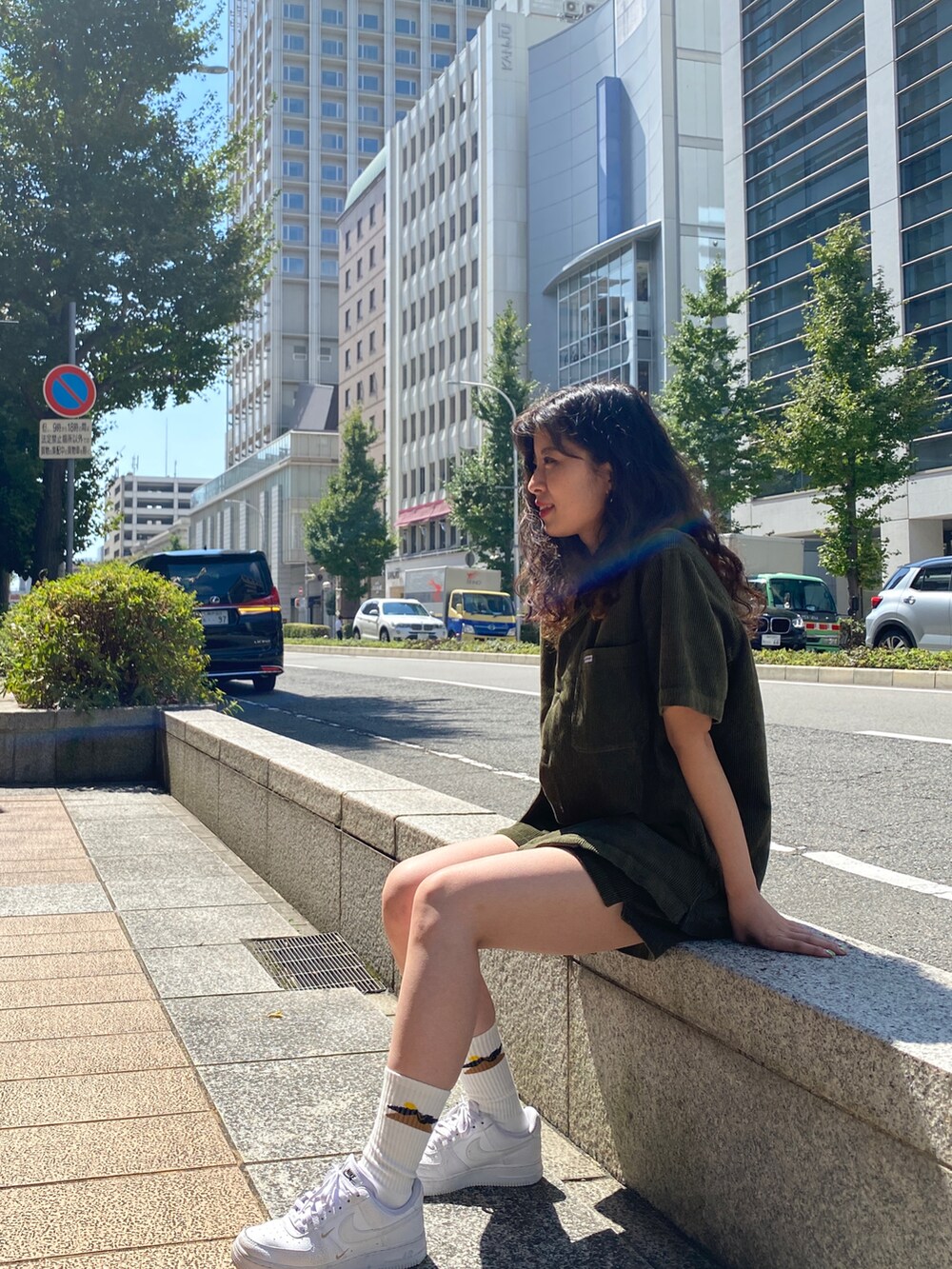 グリーン系のシャツ/ブラウス、グリーン系のその他パンツ、ホワイト系のソックス/靴下を着用したレディースの冬コーディネートの3枚目の写真