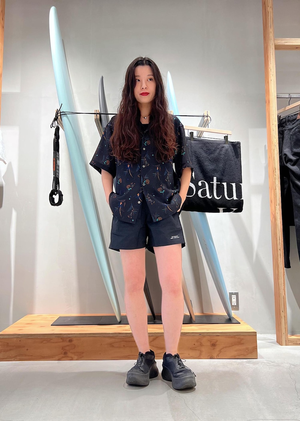 「Saturdays、ショーツ、アロハシャツ、Saturdays NYC、トップス、シャツ/ブラウス、水着/着物・浴衣、水着、BBG15180、BBS15130、Mshirt_pickup_pickup」｜「Saturdays NYCのCanty Floral Print SS Shirt（シャツ/ブラウス、ブラック系）」を使った、yuiさん（レディース・163cm）の春コーディネートの3枚目の写真