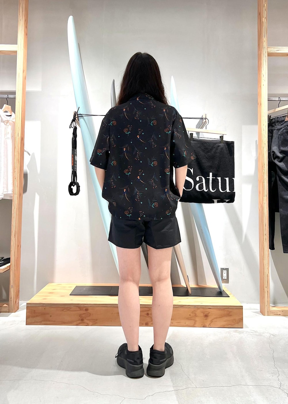 「Saturdays、ショーツ、アロハシャツ、Saturdays NYC、トップス、シャツ/ブラウス、水着/着物・浴衣、水着、BBG15180、BBS15130、Mshirt_pickup_pickup」｜「Saturdays NYCのCanty Floral Print SS Shirt（シャツ/ブラウス、ブラック系）」を使った、yuiさん（レディース・163cm）の春コーディネートの5枚目の写真