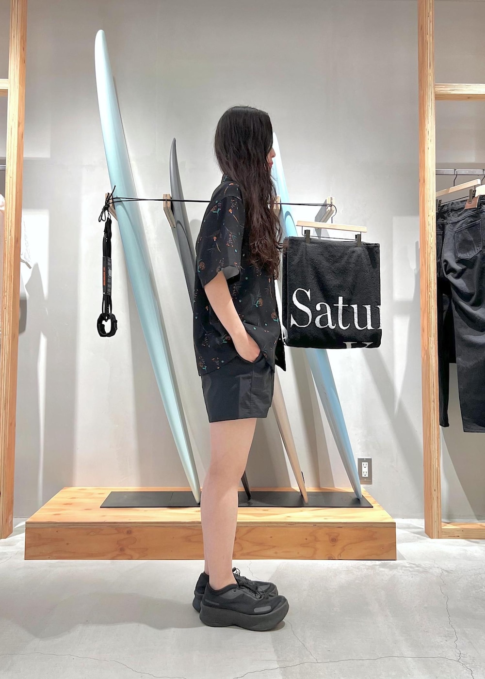 「Saturdays、ショーツ、アロハシャツ、Saturdays NYC、トップス、シャツ/ブラウス、水着/着物・浴衣、水着、BBG15180、BBS15130、Mshirt_pickup_pickup」｜「Saturdays NYCのCanty Floral Print SS Shirt（シャツ/ブラウス、ブラック系）」を使った、yuiさん（レディース・163cm）の春コーディネートの4枚目の写真