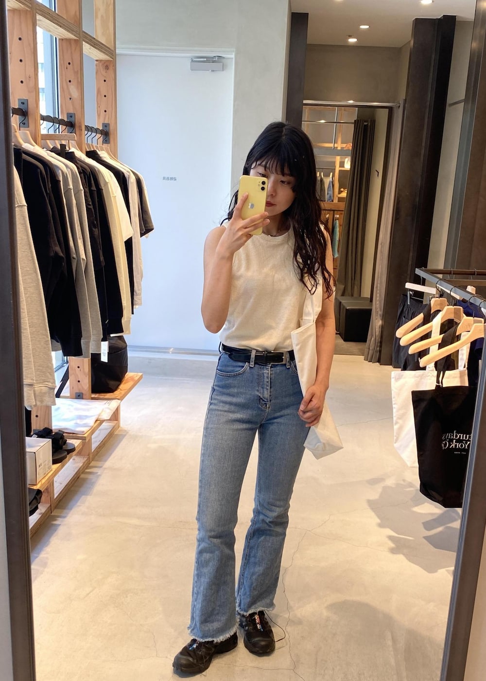 「womens、タンクトップ、summer、tank top、kyoto、Saturdays NYC」｜「Saturdays NYCのMiller Standard Tote（トートバッグ、ホワイト系）」を使った、yuiさん（レディース・163cm）の夏コーディネートの2枚目の写真