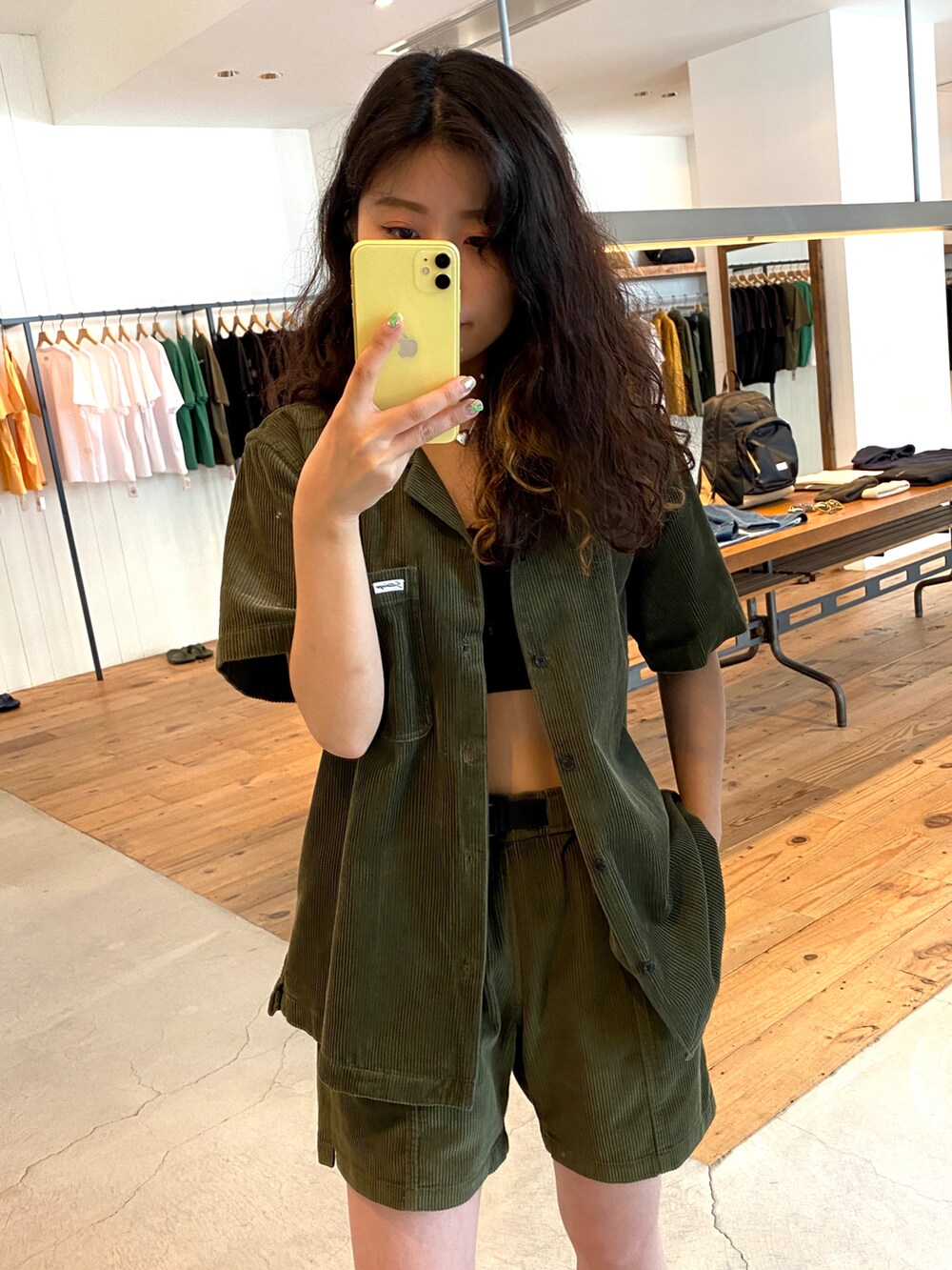 グリーン系のシャツ/ブラウス、グリーン系のその他パンツ、ホワイト系のソックス/靴下を着用したレディースの冬コーディネートの2枚目の写真