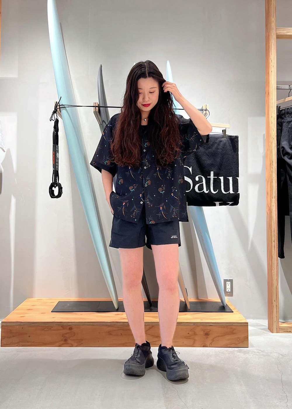 「Saturdays、ショーツ、アロハシャツ、Saturdays NYC、トップス、シャツ/ブラウス、水着/着物・浴衣、水着、BBG15180、BBS15130、Mshirt_pickup_pickup」｜「Saturdays NYCのCanty Floral Print SS Shirt（シャツ/ブラウス、ブラック系）」を使った、yuiさん（レディース・163cm）の春コーディネートの2枚目の写真