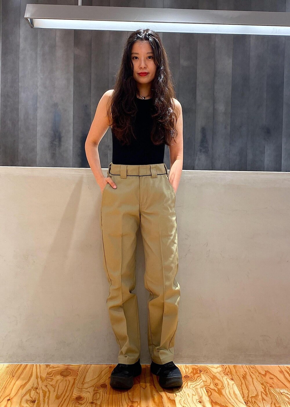 「Saturdays、womens、kyoto、Dickies、Saturdays NYC、高身長」｜「Saturdays NYCのAndie Muscle Tee（タンクトップ、ブラック系）」を使った、yuiさん（レディース・163cm）の夏コーディネートの2枚目の写真