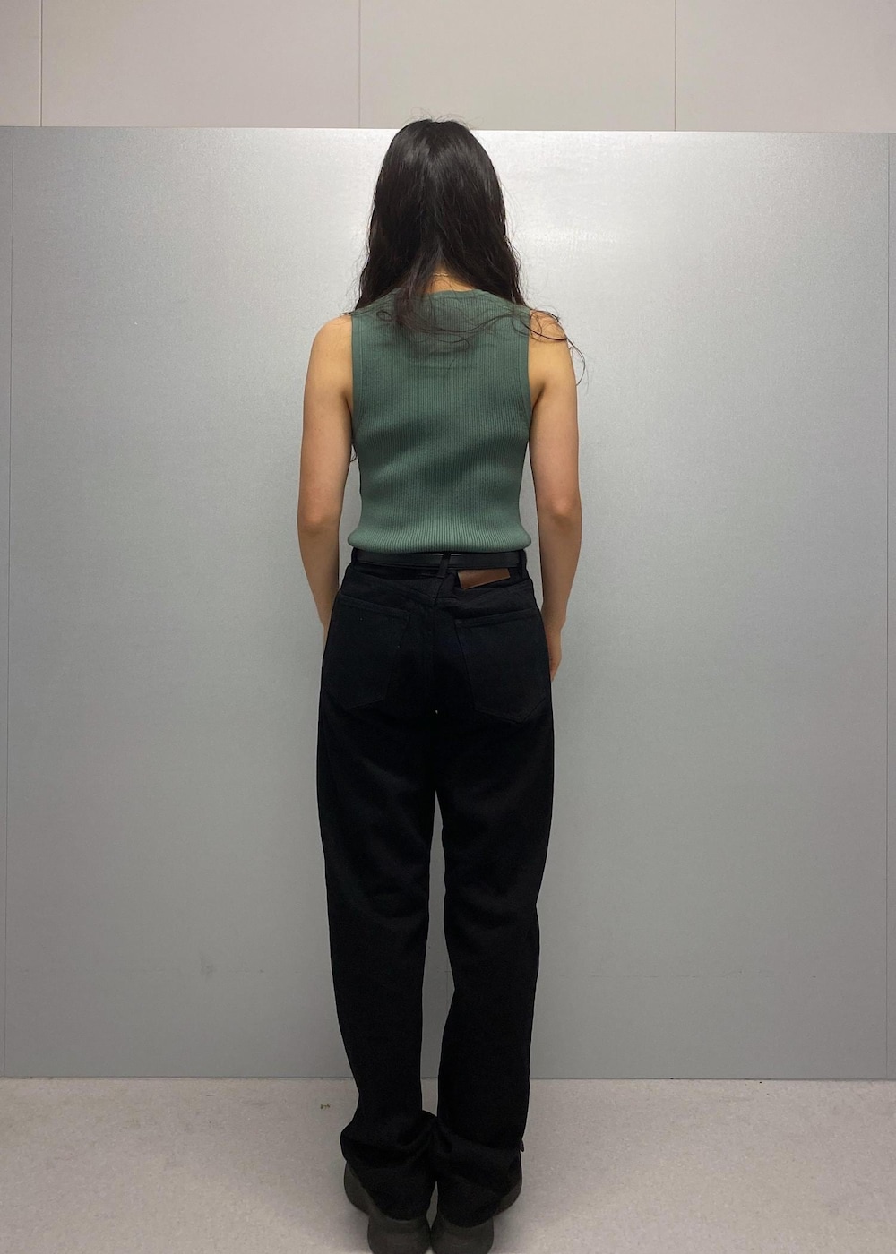 「kyoto、Saturdays、2024AW、womens、knit、tanktop、Saturdays NYC、高身長、パンツ、デニムパンツ、BBS64090」｜「Saturdays NYCのAndie Muscle Tee（タンクトップ、グリーン系）」を使った、yuiさん（レディース・163cm）の夏コーディネートの3枚目の写真