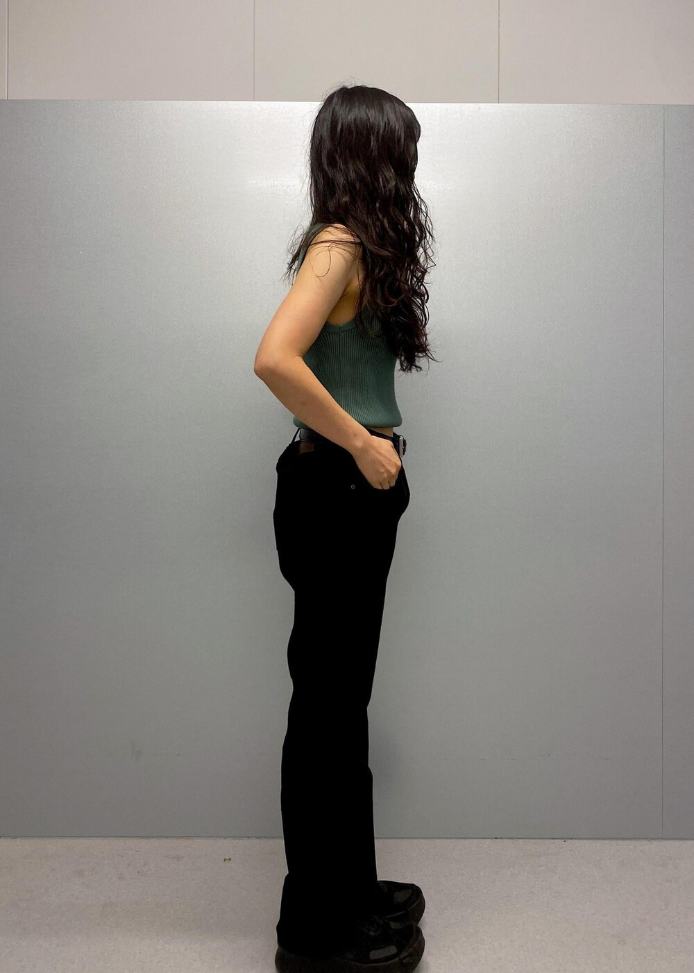 「kyoto、Saturdays、2024AW、womens、knit、tanktop、Saturdays NYC、高身長、パンツ、デニムパンツ、BBS64090」｜「Saturdays NYCのAndie Muscle Tee（タンクトップ、グリーン系）」を使った、yuiさん（レディース・163cm）の夏コーディネートの2枚目の写真